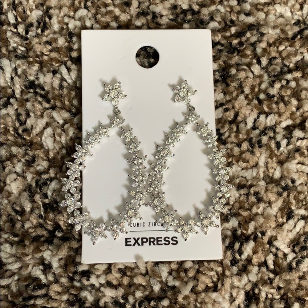 Moving Sales. Brand new beautiful earrings